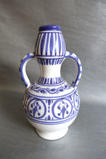 Kharraz Nabeul Tunisie Vase à 2 anses à décor émaillé blanc bleu