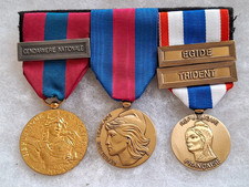 Un placard de 3 médailles Française Gendarmerie Nationale.