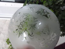 ancien grand globe boule en verre dépoli gravé pour lampe à pétrole applique