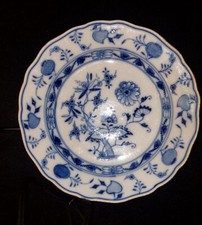 Belle Assiette Demi  Creuse En Porcelaine De Meissen Decor Oignon