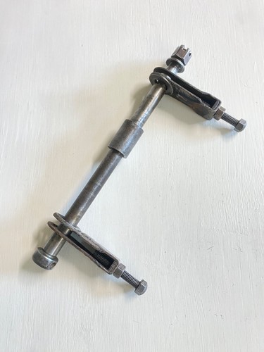 Axe roue arrière suzuki 125 - axe,