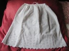 Ancien jupon blanc en coton et garni de broderie dentelle