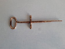 Décapsuleur à ailettes / clé à sardines