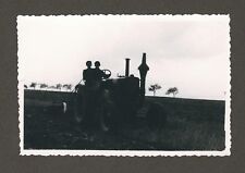 15/201 Photo Silhouette - Ancien Tracteur Marquant + Agriculteur