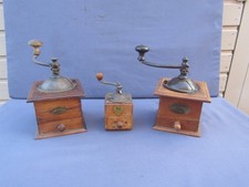 Ensemble de trois anciens moulins a poivre en bois PEUGEOT Fréres, XXéme