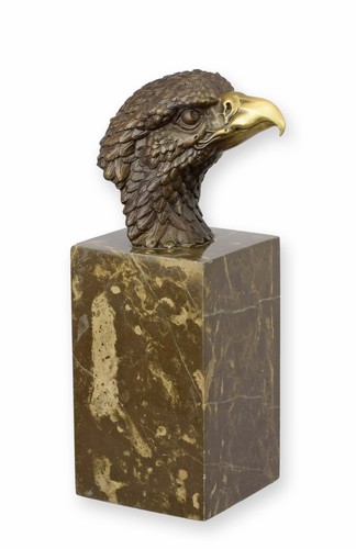 Une sculpture bronze - en,