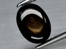 Saphir marron jaunatre très légèrement étoilé en cabochon ovale de 6.17Cts