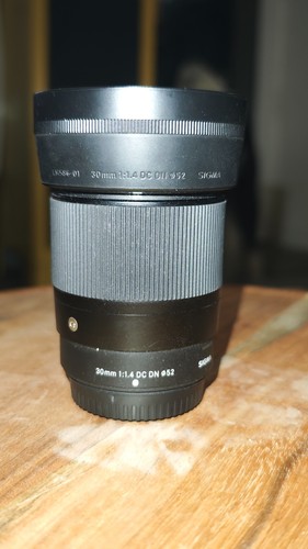 Sigma 30mm dn - dc, x