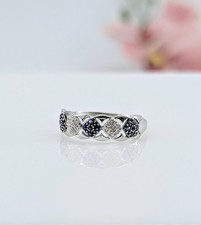 Bague en or blanc ornée de 5