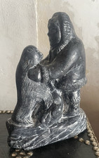 ART INUIT SCULPTURE EN PIERRE TENDRE , CANADA , ESQUIMAU et un Phoque