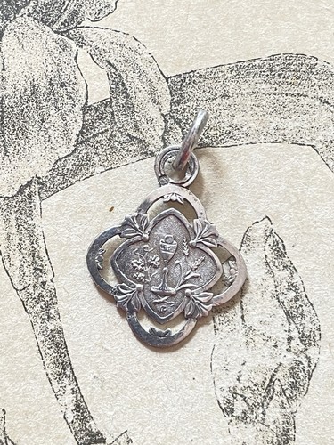 Pendentif médaille - /,