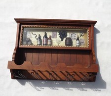 Ancien porte-bouteilles à vin et porte-verre décoratif mural en bois.