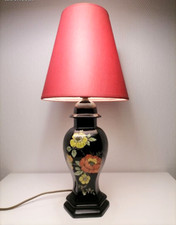 Lampe à poser en porcelaine d'art de Rodez, pied noir, abat-jour rouge, H 45cm