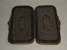 Ancien étui à cigarettes en cuir brodé avec grattoir