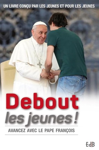 Debout les jeunes prier avec - les,