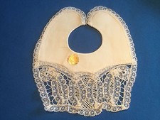 Bavoir ancien en dentelle de