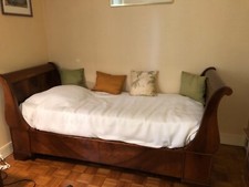 un lit bateau en  merisier