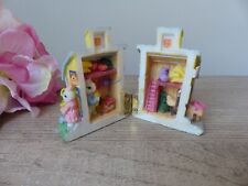 Ancienne maison miniature avec