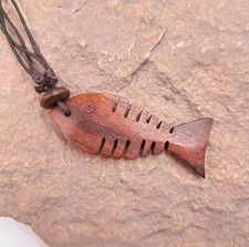 Collier en bois sculpté