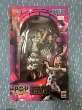 Figurine violette Megahouse