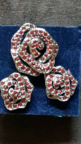 Ensemble boucles oreilles et - boucles, d'oreilles
