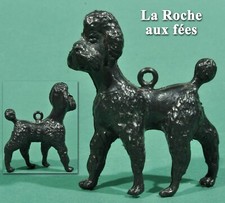 La Roche aux fées, caniche noir en plastique soufflé