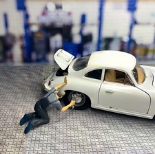 Diorama Garage À Échelle 1:18 Service De Voiture Mécanicien Changeant Un Pneu