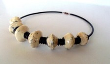 Collier perles galets céramique raku blanc noir artisanat