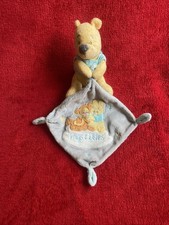 ?? Doudou Ourson Winnie Pull Mouchoir Gris Brodé Hugs et Wiskes DISNEY NICOTOY