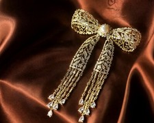 Broche Longue Nœud Papillon Pompon Dentelle Serti de CZ Blanc Plaqué Or XZ16