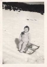 ANCIENNE PHOTOGRAPHIE 1949 ENFANT A LA NEIGE AVEC SA LUGE