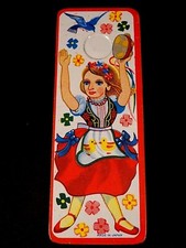 Ancien jouet musical crécelle jeune fille tambourin tôle lithographiée 1950