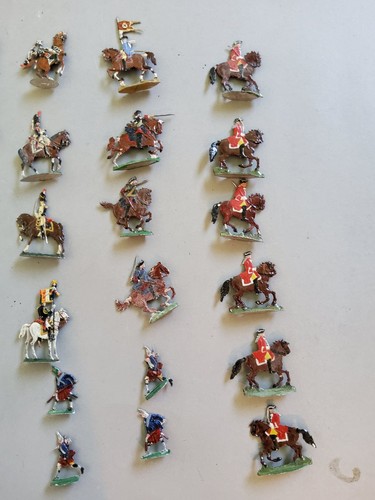 Plats étain lot 24 soldats - plats,