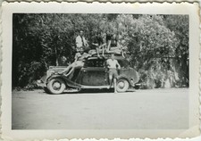 PHOTO ANCIENNE - VINTAGE SNAPSHOT - VOITURE AUTOMOBILE TOIT GALERIE DRÔLE - CAR