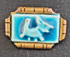 BROCHE ANCIENNE CERAMIQUE BLEU TURQUOISE AVEC CHIEN FIXEE SUR METAL