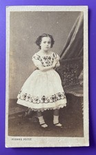 Photo CDV cca 1865 PierrePETIT PARIS Fillette portant une belle robe brodée A260