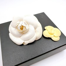 Broche CHANEL camélia cercle