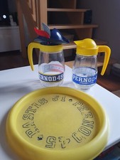  2 Carafes Pernod 45 Dont Une  A Plumes   Pastis 51 Rares +Plateau Jeux De Des 