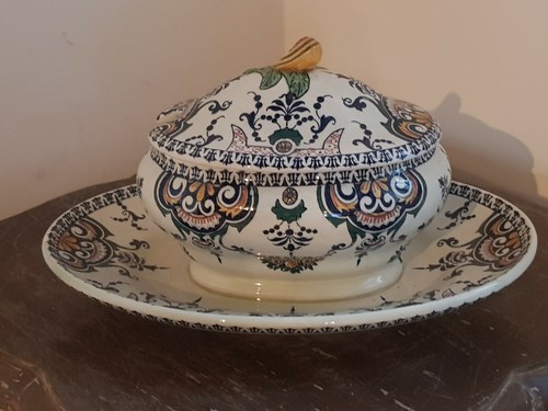 Tres jolie sauciere couverte - ,