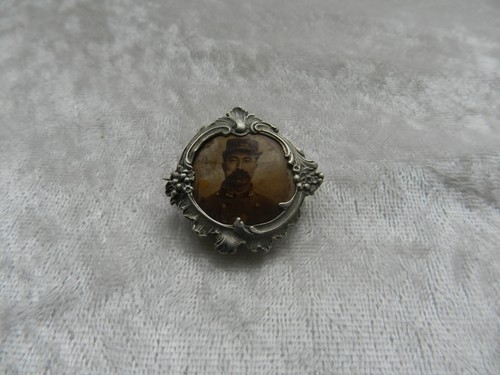 Ancienne broche porte - , en