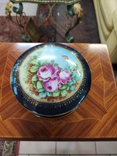 Belle et grande boîte ronde