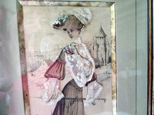 CADRE SOUS VERRE JEUNE FEMME SUR GRAVURE HABILLEE SIGNE SUR BOIS 