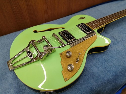 Guitare corps creux - à,