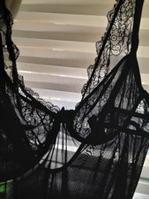 Nuisette Dentelle Noir Avec Crochet Derrières Et Fine Bretelles Réglable