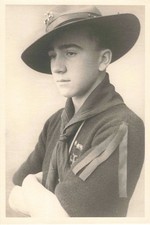 ANCIENNE PHOTOGRPAHIE PORTRAIT D'UN SCOUT PRENANT LA POSE EN UNIFORME
