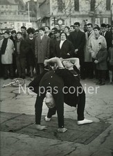 GYMNASTES de RUE 1956 PARIS LA BASTILLE photo PIERRE PARENTE acrobates humaniste