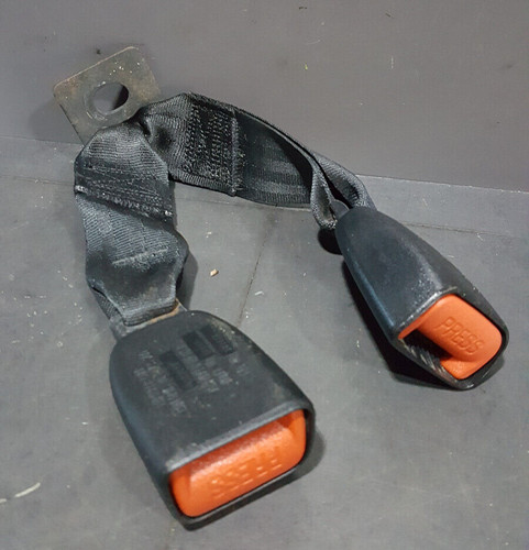 Attache ceinture arrière - attache,