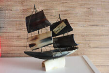 VINTAGE SOUVENIR / BATEAU EN CORNE VERITABLE FAIT MAIN ' île d' OUESSANT"