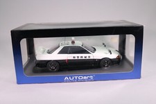 LE189 AUTOART 77363 Voiture 1/18 Nissan Skyline GT-R (R32) police car N° 121 EDL