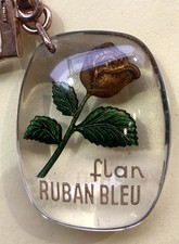 PORTE CLES BOURBON ROSE DORÉE FLAN RUBAN BLEU
